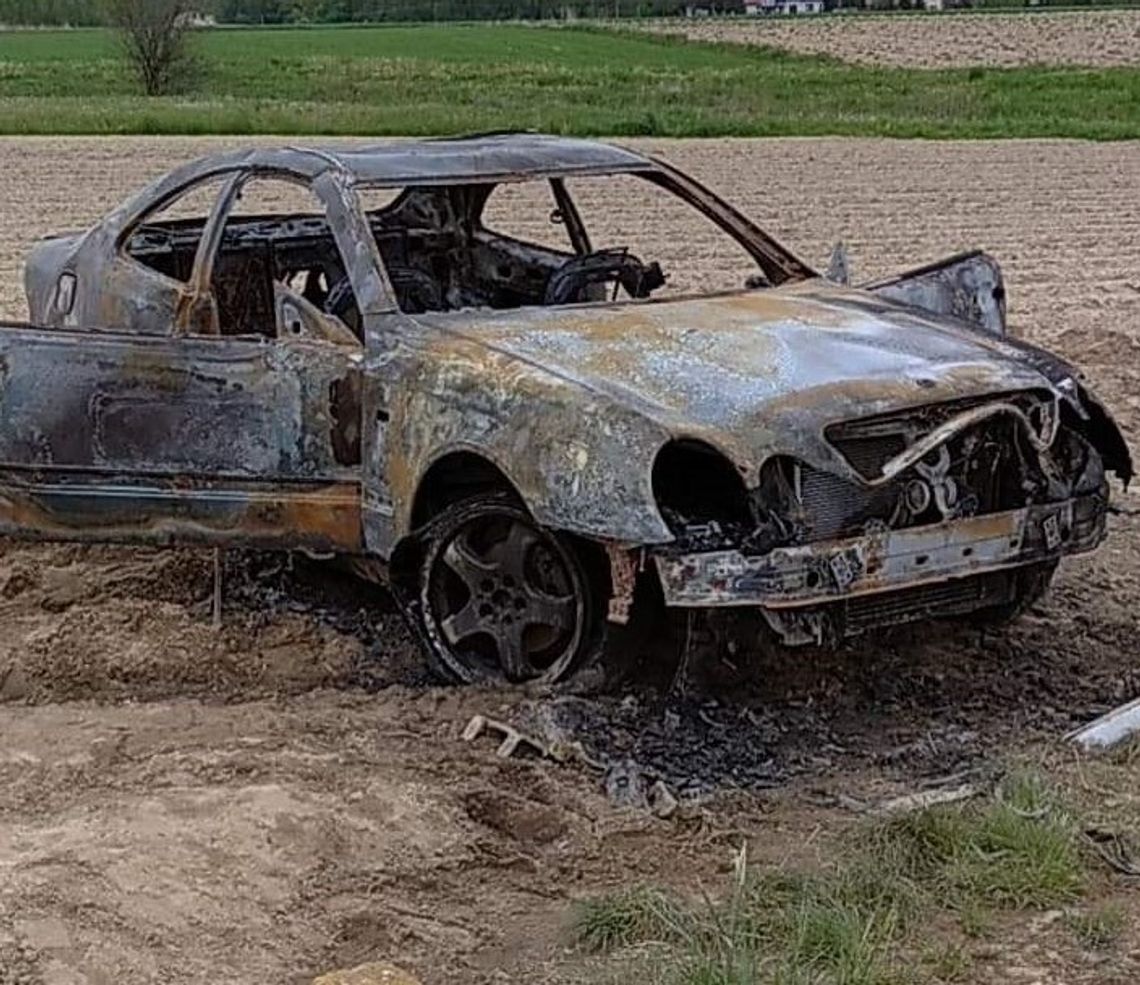 Kupili mercedesa i postanowili zaszaleć. Kręcili bączki aż w końcu auto stanęło w ogniu