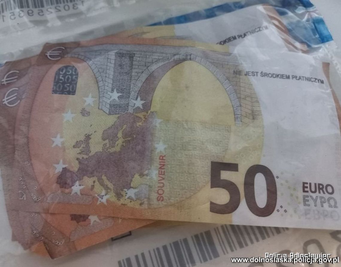 Kupował telefony i płacił fałszywymi euro. Oszukał wiele osób, policja apeluje do pokrzywdzonych Kupował telefony i płacił fałszywymi euro. Oszukał wiele osób, policja apeluje do pokrzywdzonych