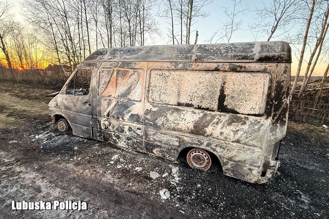 Kurier dostarczył paczkę, gdy wrócił jego busa już nie było. Złodzieje odjechali i spalili mu auto