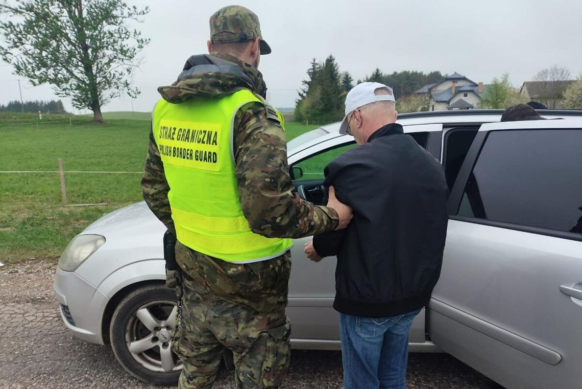 Kurier wpadł pod granicą. Przewoził Oplem pięciu nielegalnych migrantów z Afganistanu