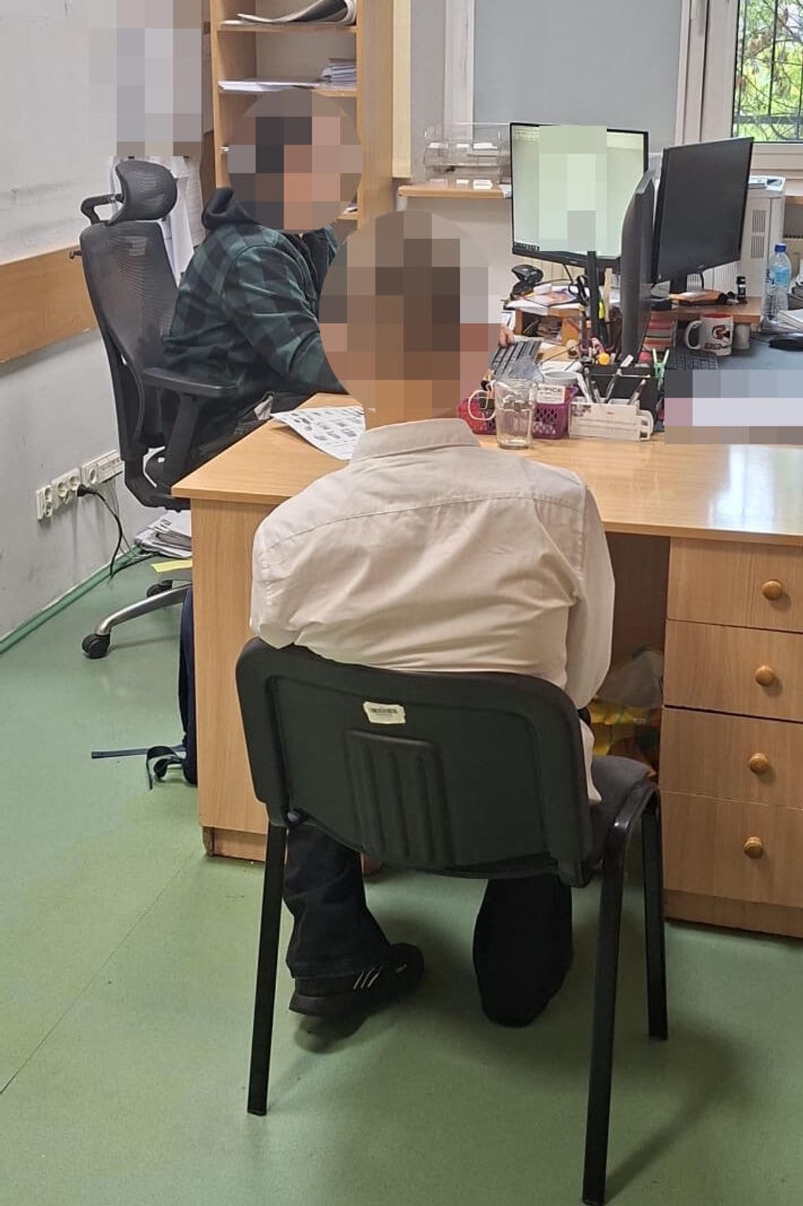 Kurierka zajrzała do reklamówki i wezwała policję. 18-letni oszust zatrzymany na gorącym uczynku Kurierka zajrzała do reklamówki i wezwała policję. 18-letni oszust zatrzymany na gorącym uczynku