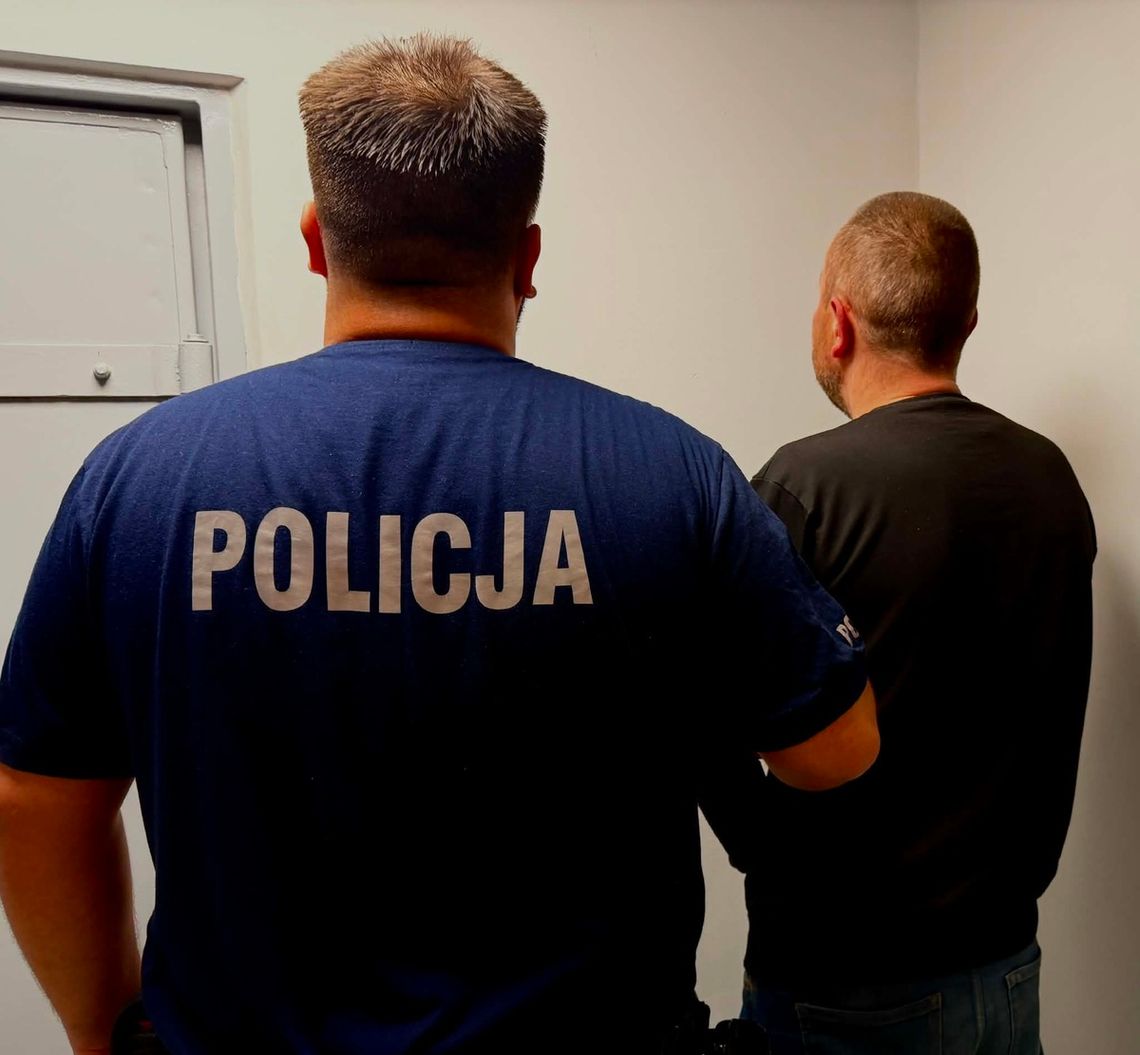 Kuriozalna kryjówka poszukiwanego w Radomsku. Zdradził go łokieć wystający spod wełny szklanej