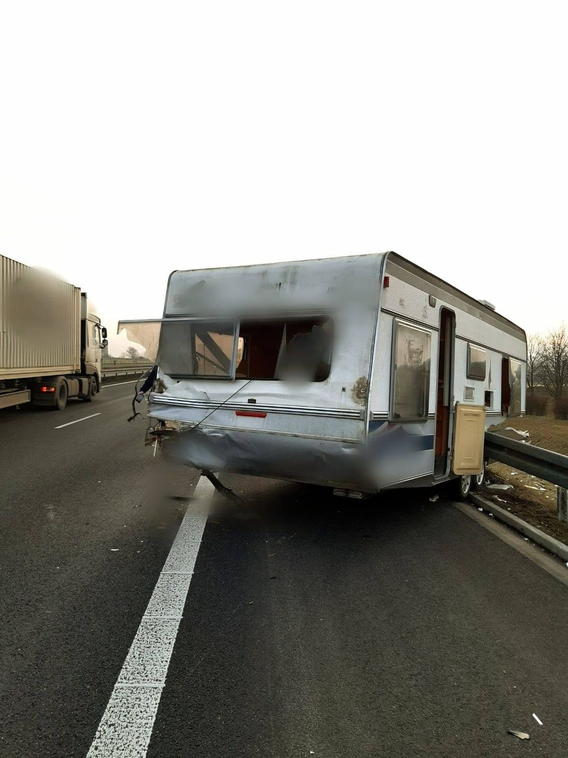 Kuriozalne sceny na autostradzie A4. Po kolizji poszukiwany 32-latek pieszo uciekał policjantom