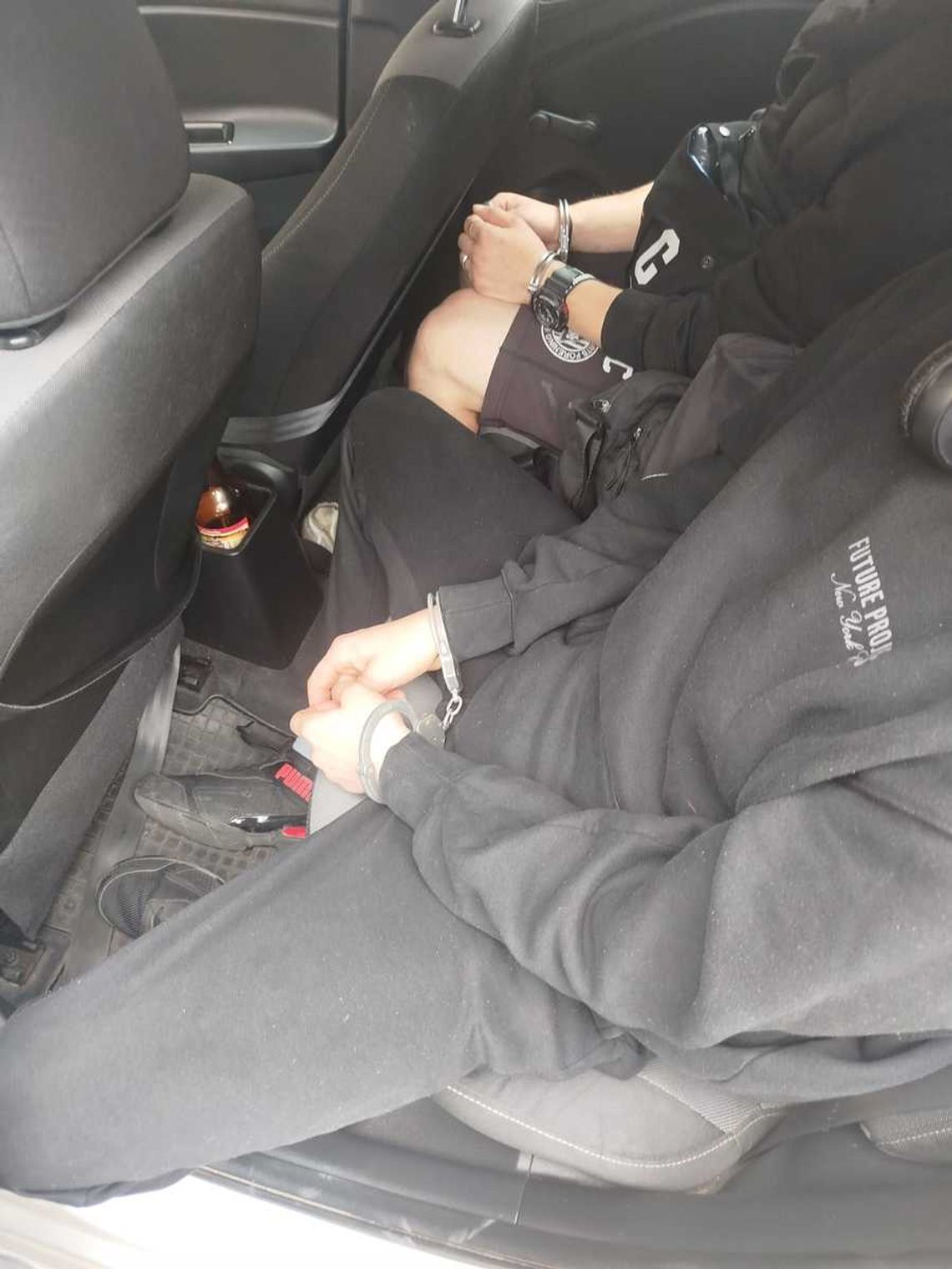 Kuriozalne tłumaczenie młodych mężczyzn. Wmawiali policjantom, że znaleźli mefedron na ulicy Kuriozalne tłumaczenie młodych mężczyzn. Wmawiali policjantom, że znaleźli mefedron na ulicy