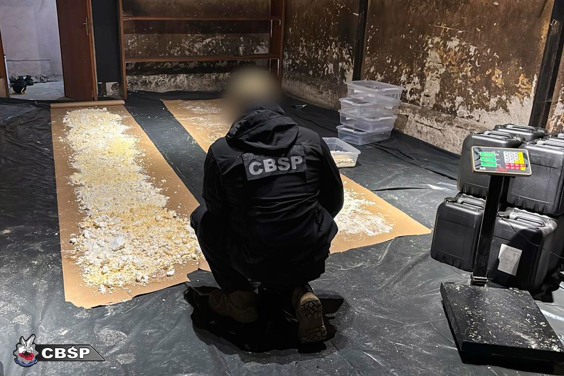 Laboratorium do produkcji „narkotyku zombie” w dawnej stadninie. CBŚP przejęło towar wart miliony