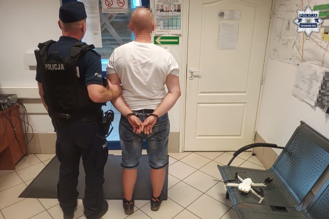 Latał dronem w strefie zakazanej przy lotnisku. Mężczyzna został zauważony i zatrzymany Latał dronem w strefie zakazanej przy lotnisku. Mężczyzna został zauważony i zatrzymany