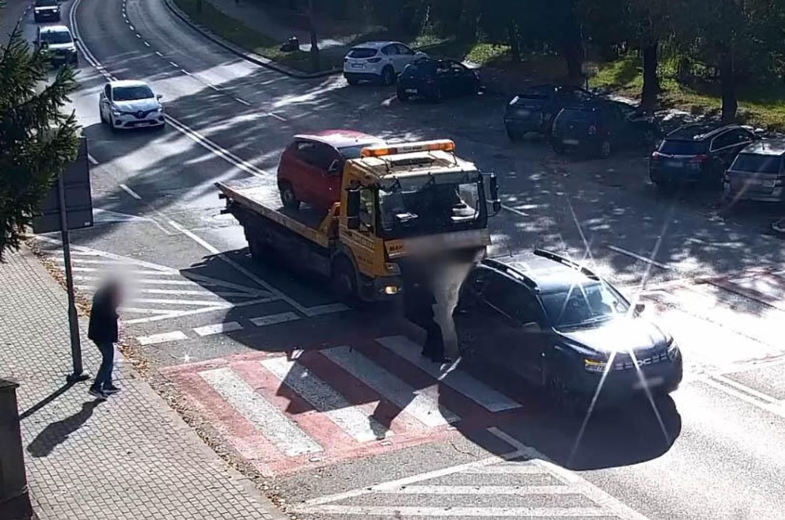 Laweta uderzyła w auto przed przejściem dla pieszych. Kolizję nagrał miejski monitoring Laweta uderzyła w auto przed przejściem dla pieszych. Kolizję nagrał miejski monitoring