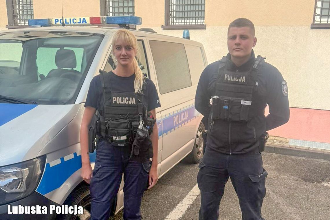 Leżał na jezdni obok motoroweru. Policjanci natychmiast ruszyli na pomoc. Mężczyzna miał udar