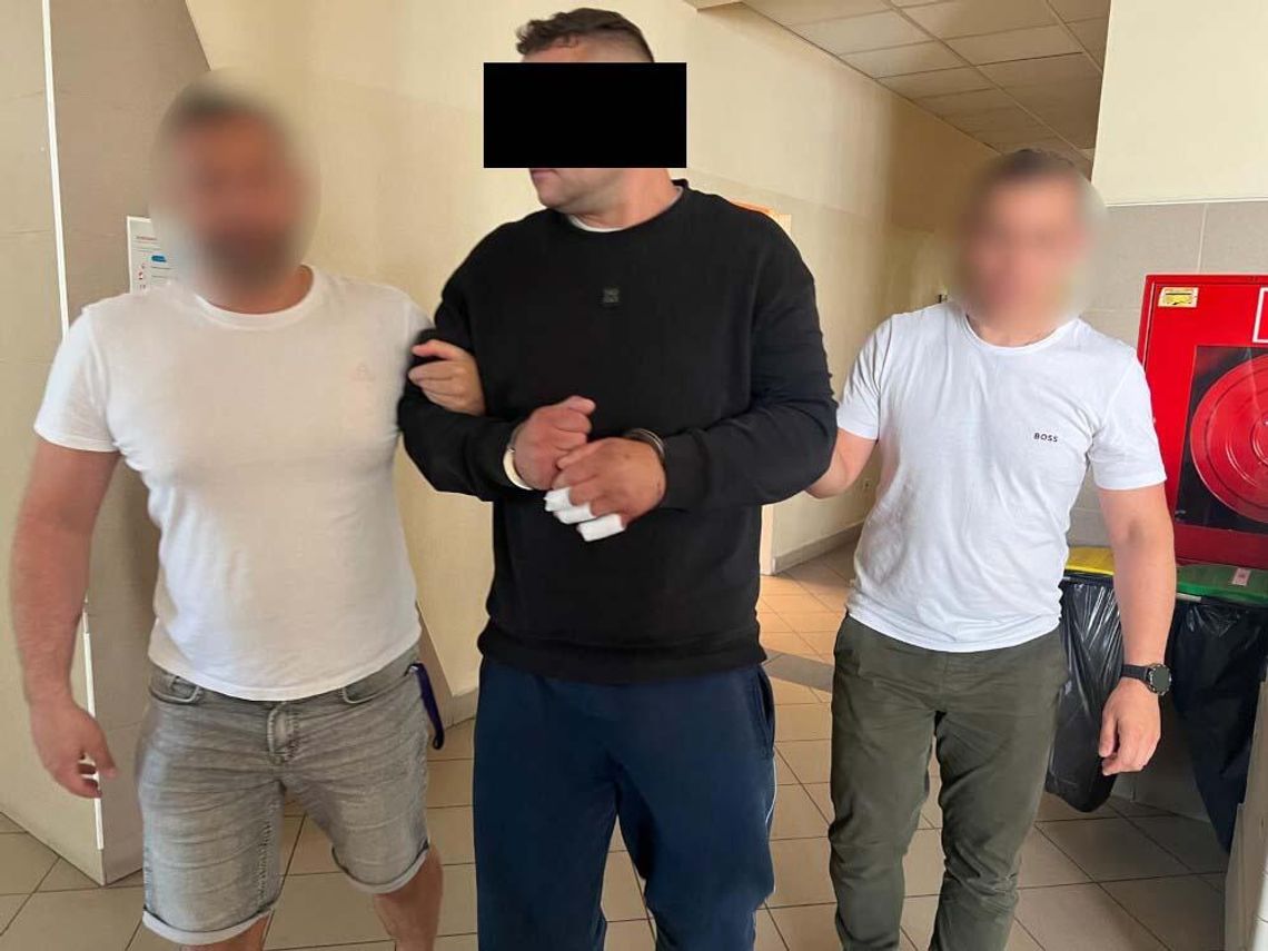 Leżał na ulicy, a gdy ratownicy chcieli mu pomóc, wyciągnął nóż i zaczął im grozić. Potem schował się w krzakach