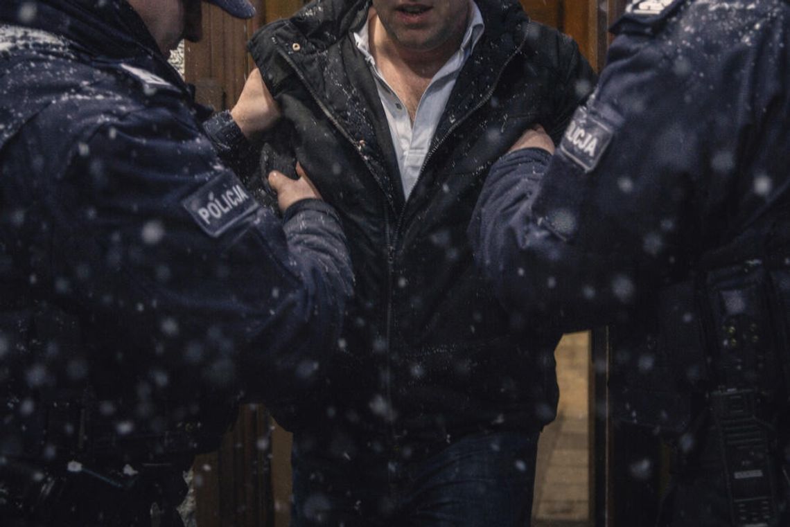 Leżał pijany na śniegu, ktoś wezwał do niego pomoc. Mężczyzna był poszukiwany i trafił do więzienia Leżał pijany na śniegu, ktoś wezwał do niego pomoc. Mężczyzna był poszukiwany i trafił do więzienia