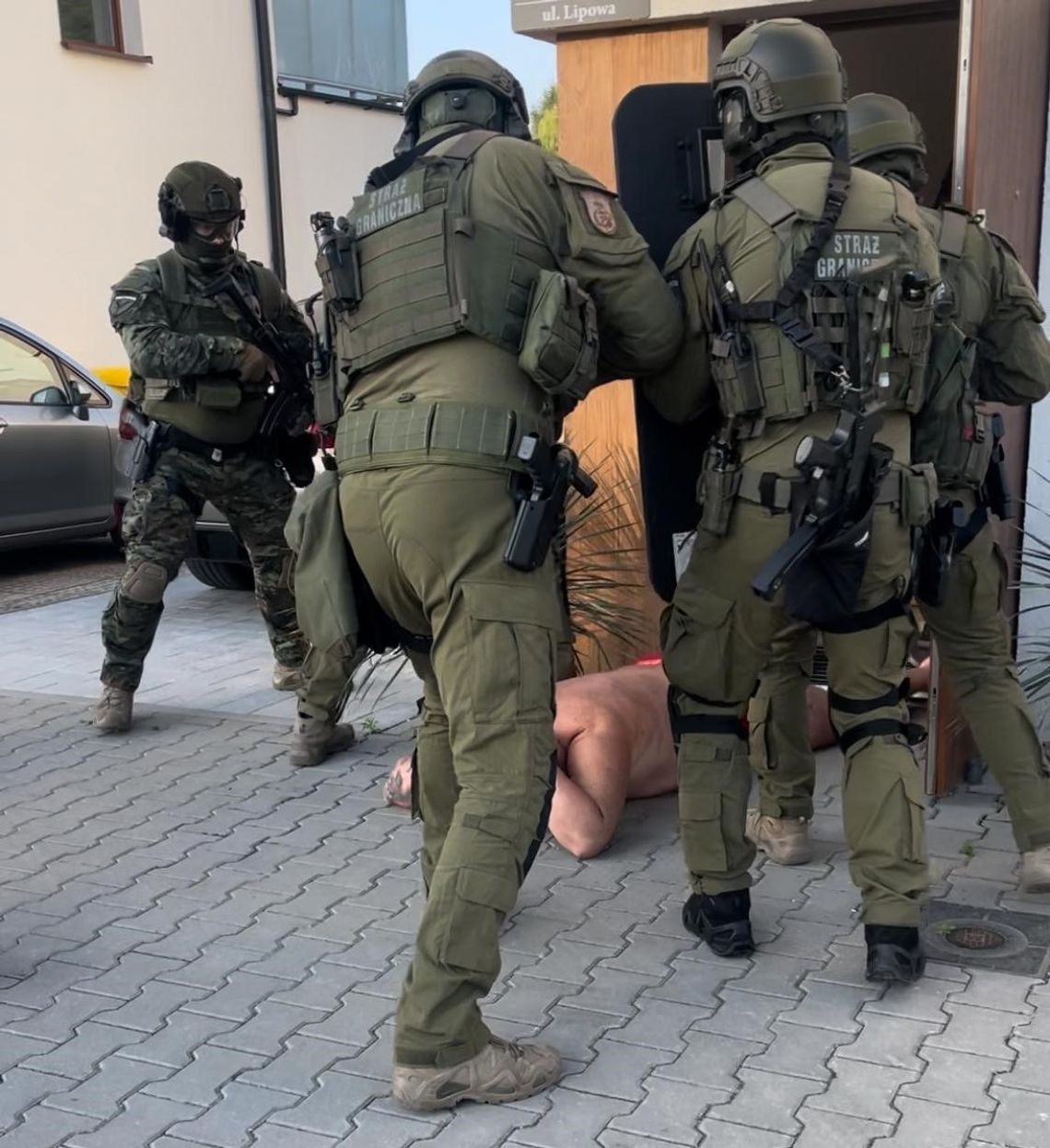 Lider gangu zatrzymany w Czechach. Odpowie za handel kontrabandą i narkotykami Lider gangu zatrzymany w Czechach. Odpowie za handel kontrabandą i narkotykami