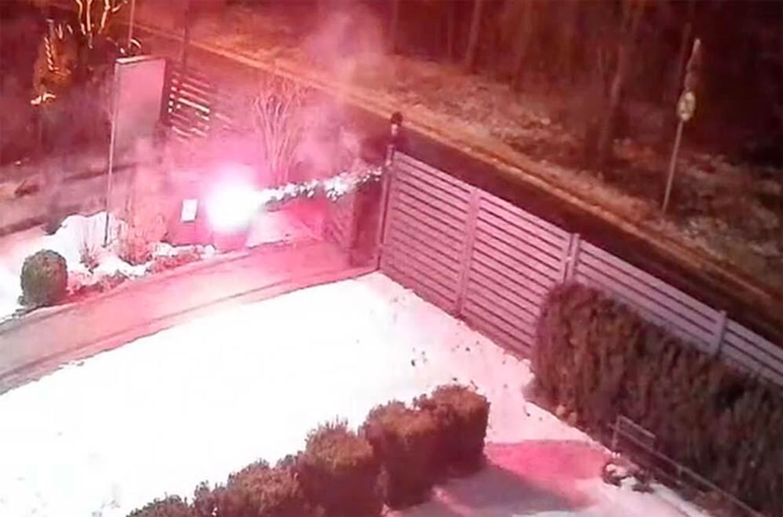 Łobuzy zaatakowały dom petardami. Policja zatrzymała trzech 15-latków, którzy nękali rodzinę