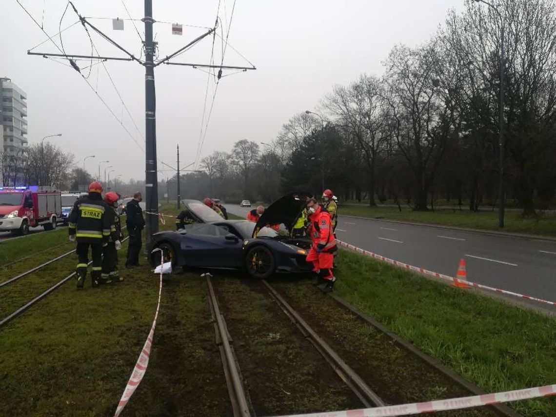 Łódź: Nietrzeźwy kierowca rozbił ferrari warte ponad milion złotych