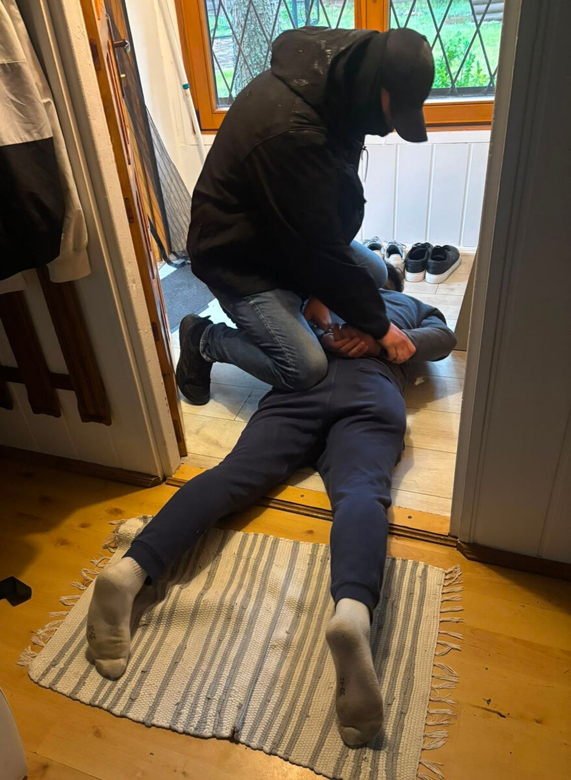 "Łowcy głów" dopadli go o 6 rano. Ścigany gwałciciel ukrywał się na działce swojej babci "Łowcy głów" dopadli go o 6 rano. Ścigany gwałciciel ukrywał się na działce swojej babci