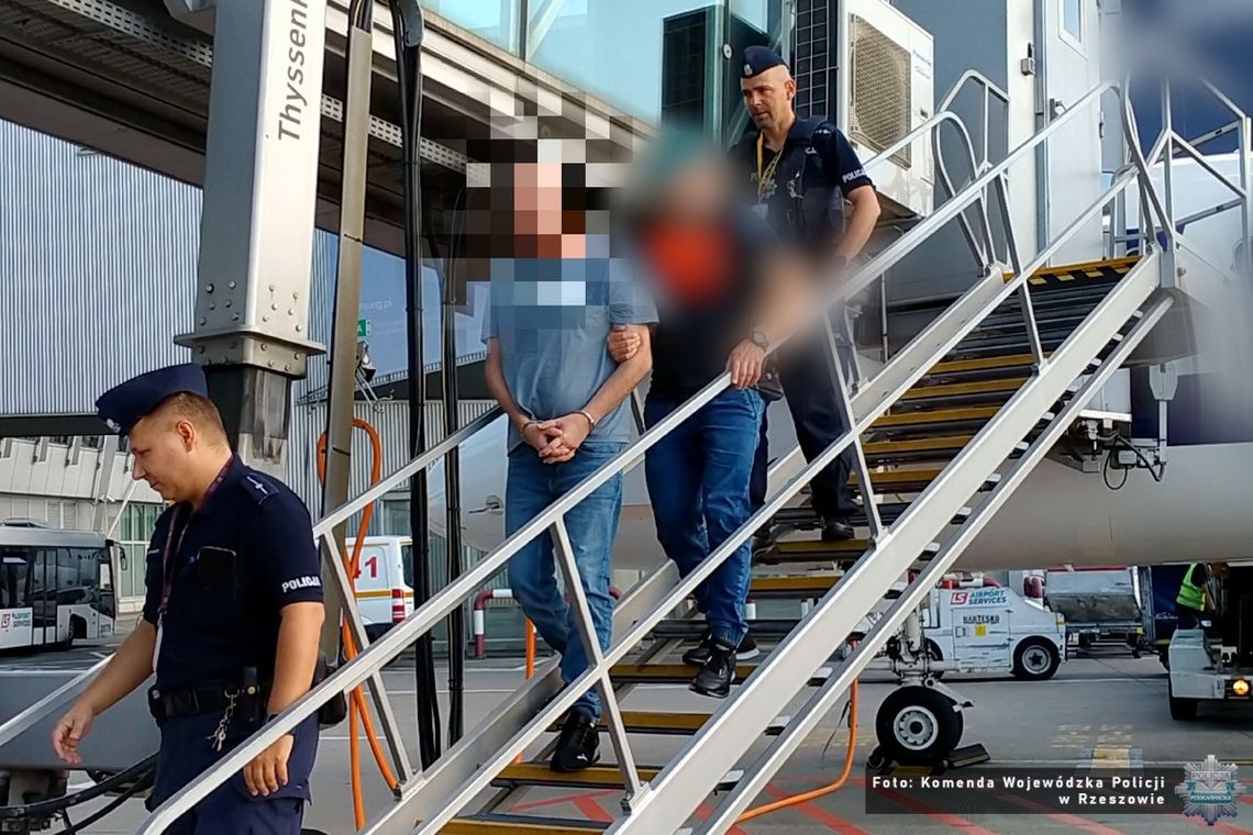 „Łowcy głów” dopadli trzech poszukiwanych. Jeden wpadł w Czechach, drugi w Holandii „Łowcy głów” dopadli trzech poszukiwanych. Jeden wpadł w Czechach, drugi w Holandii