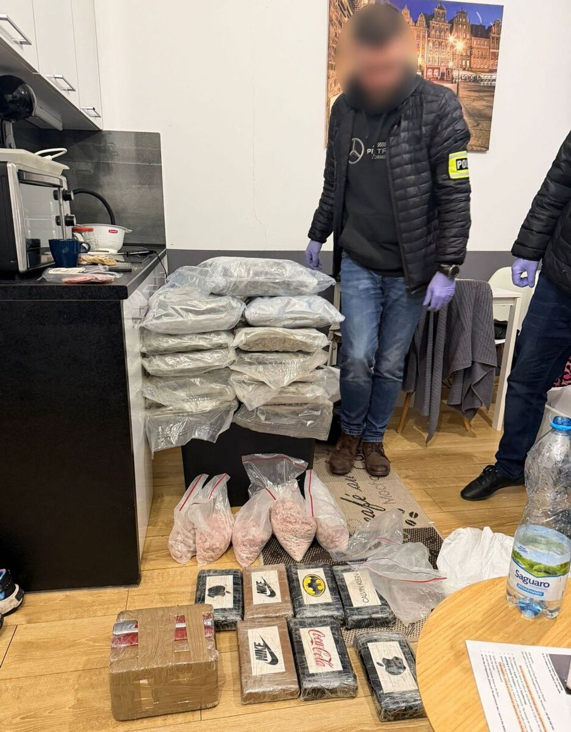 "Łowcy głów" przyszli po poszukiwanego, w mieszkaniu znaleźli narkotyki warte 6 milionów złotych "Łowcy głów" przyszli po poszukiwanego, w mieszkaniu znaleźli narkotyki warte 6 milionów złotych