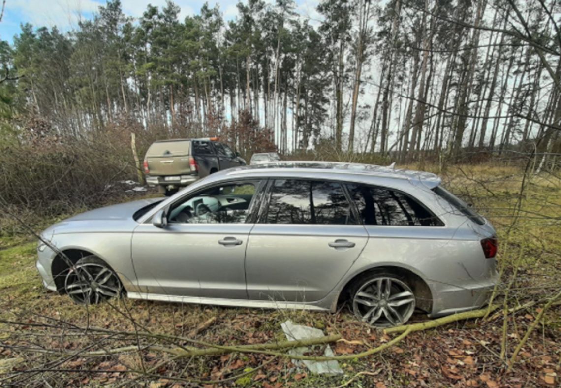 Luksusowe audi bez opon i tablic porzucone w lesie. Gdy je znaleźli, stało z włączonym silnikiem