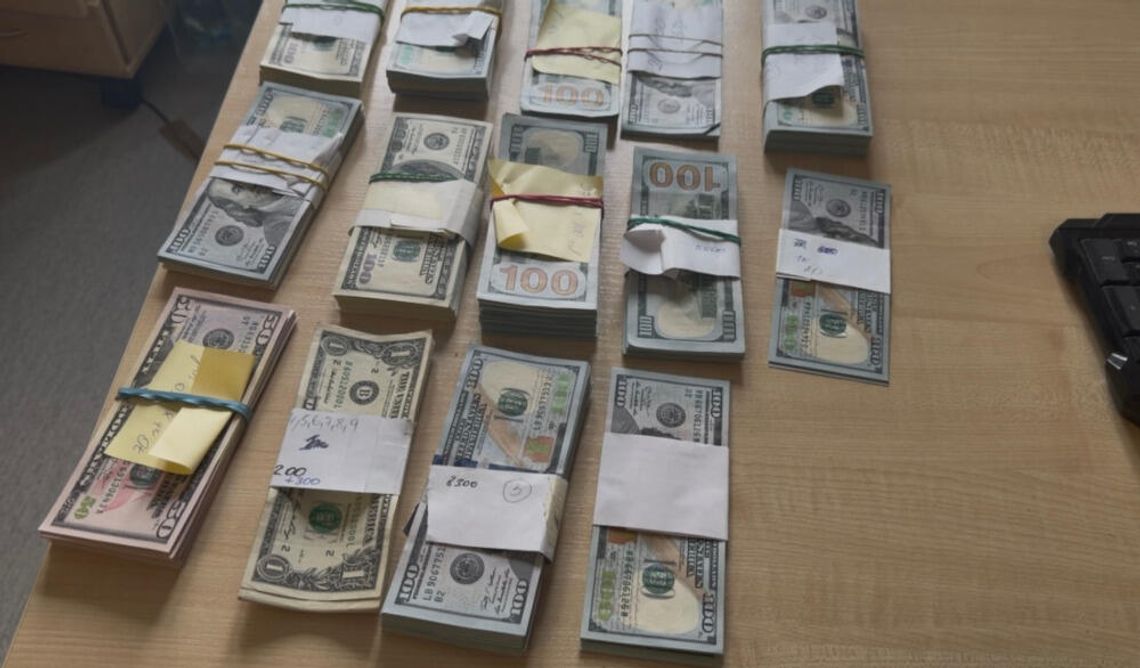 Luksusowe Porsche i góry dolarów. Policyjny nalot na bazę oszustów "na pracownika banku" [WIDEO]