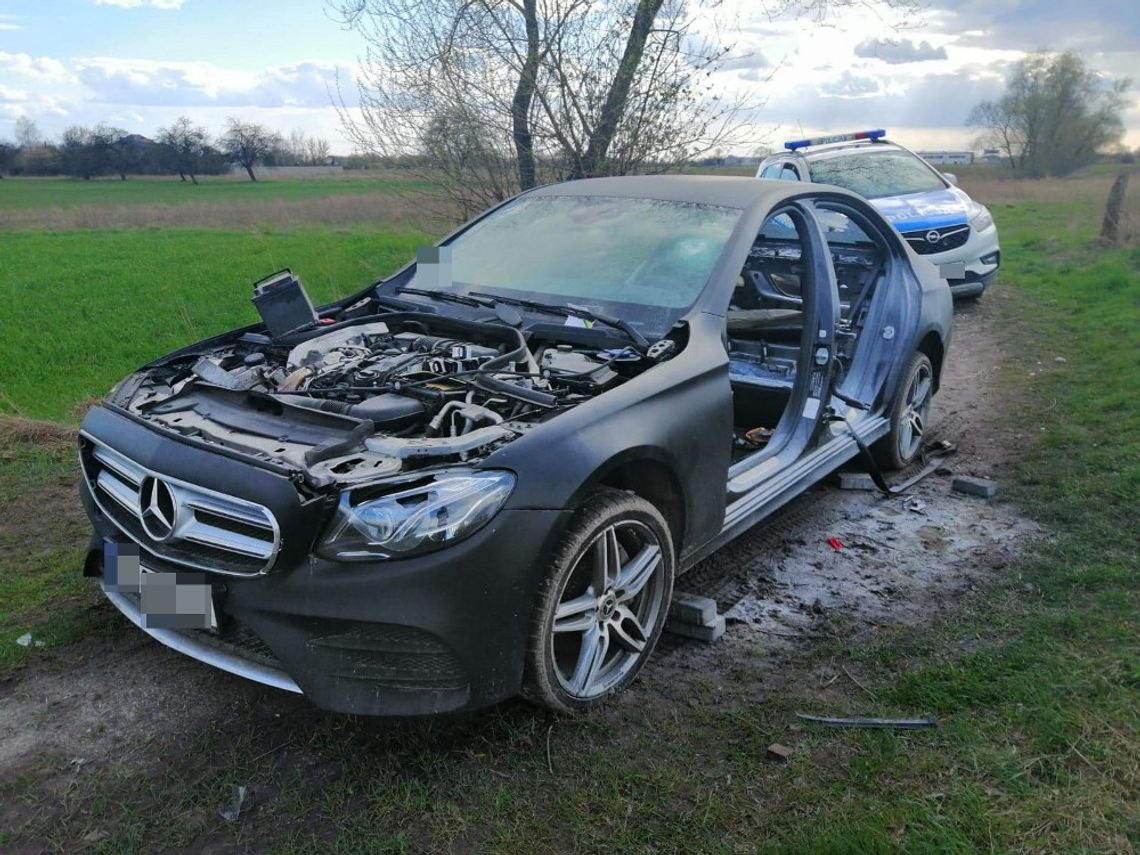 Luksusowy mercedes stał w szczerym polu. Złodzieje zabrali co chcieli i go porzucili