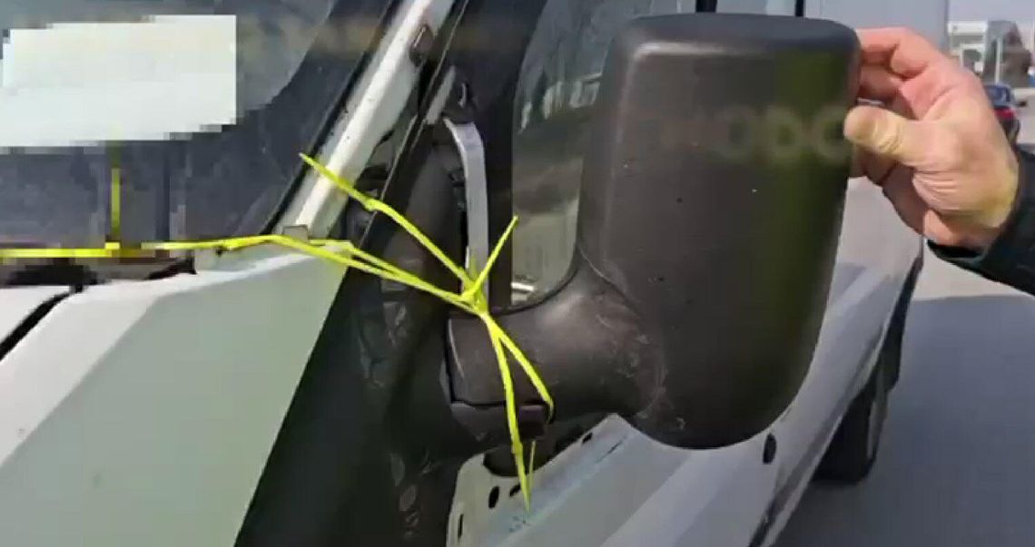 Lusterko w dostawczaku trzymało się na trytytkach. Okazało się, że auto jest dużo bardziej zdezelowane Lusterko w dostawczaku trzymało się na trytytkach. Okazało się, że auto jest dużo bardziej zdezelowane