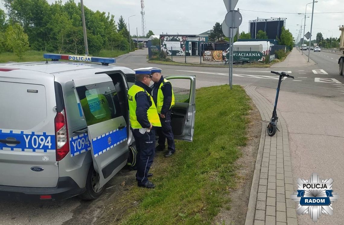 Łyknął sobie na odwagę, wziął różę i ruszył hulajnogą do dziewczyny. Po drodze złapała go policja
