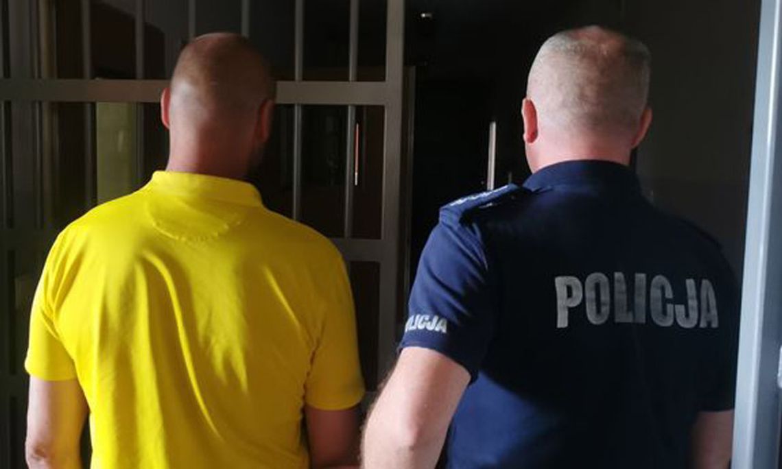 Łysy ukradł rower spod sklepu, nie wiedział, że zadziera z policjantką. Dowiedziała się, gdzie mieszka i wezwała kolegów