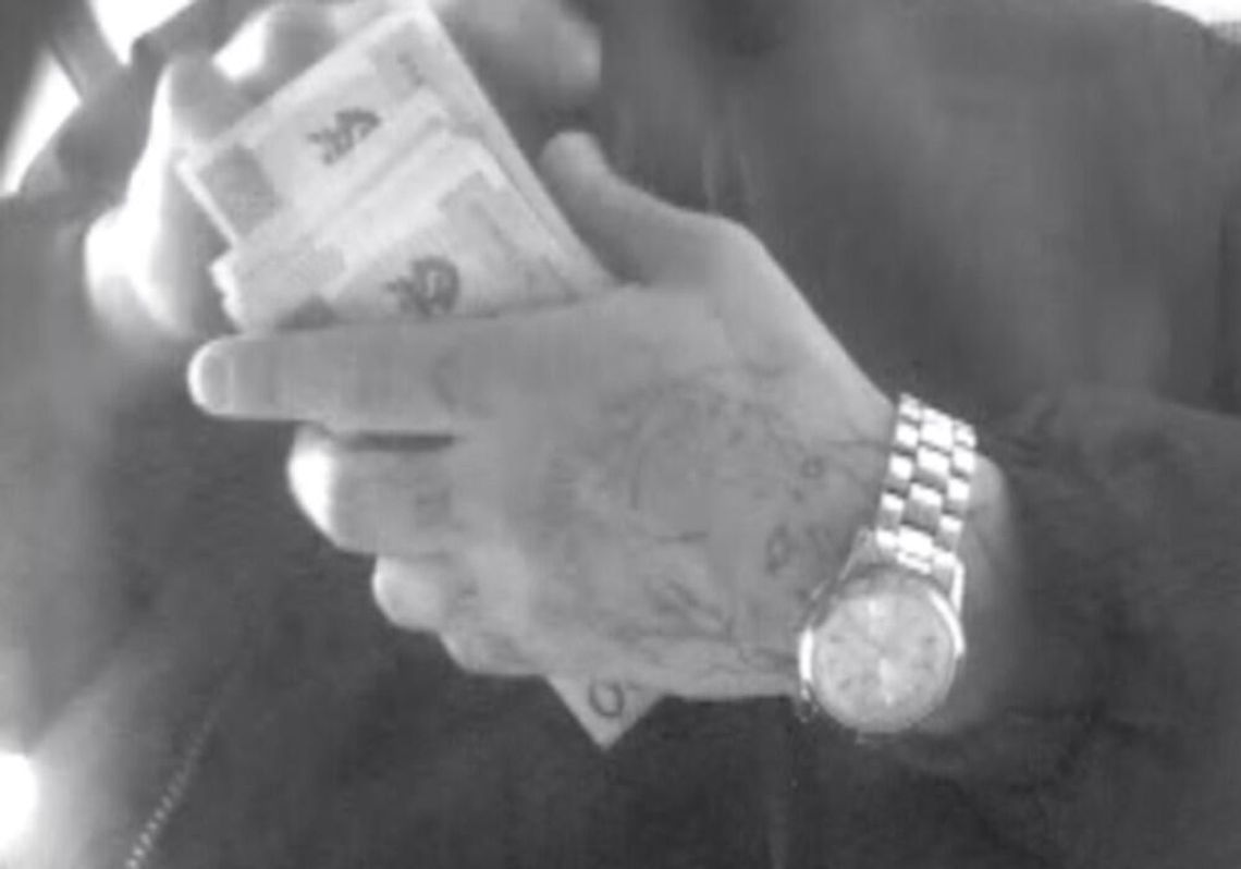 Ma charakterystyczne tatuaże na dłoniach. Policja opublikowała zdjęcia rąk podejrzanego o paserstwo