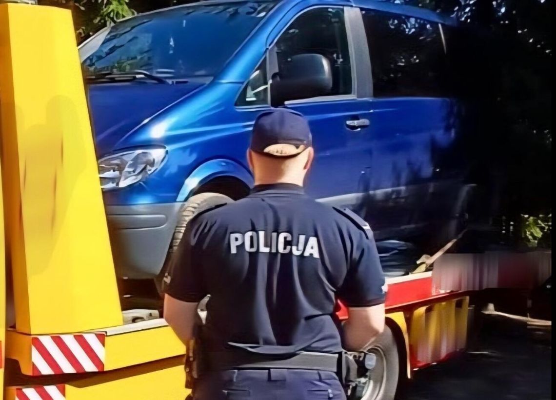 Ma dożywotni zakaz, ale i tak wsiadł za kółko. Bus trafił na policyjny parking