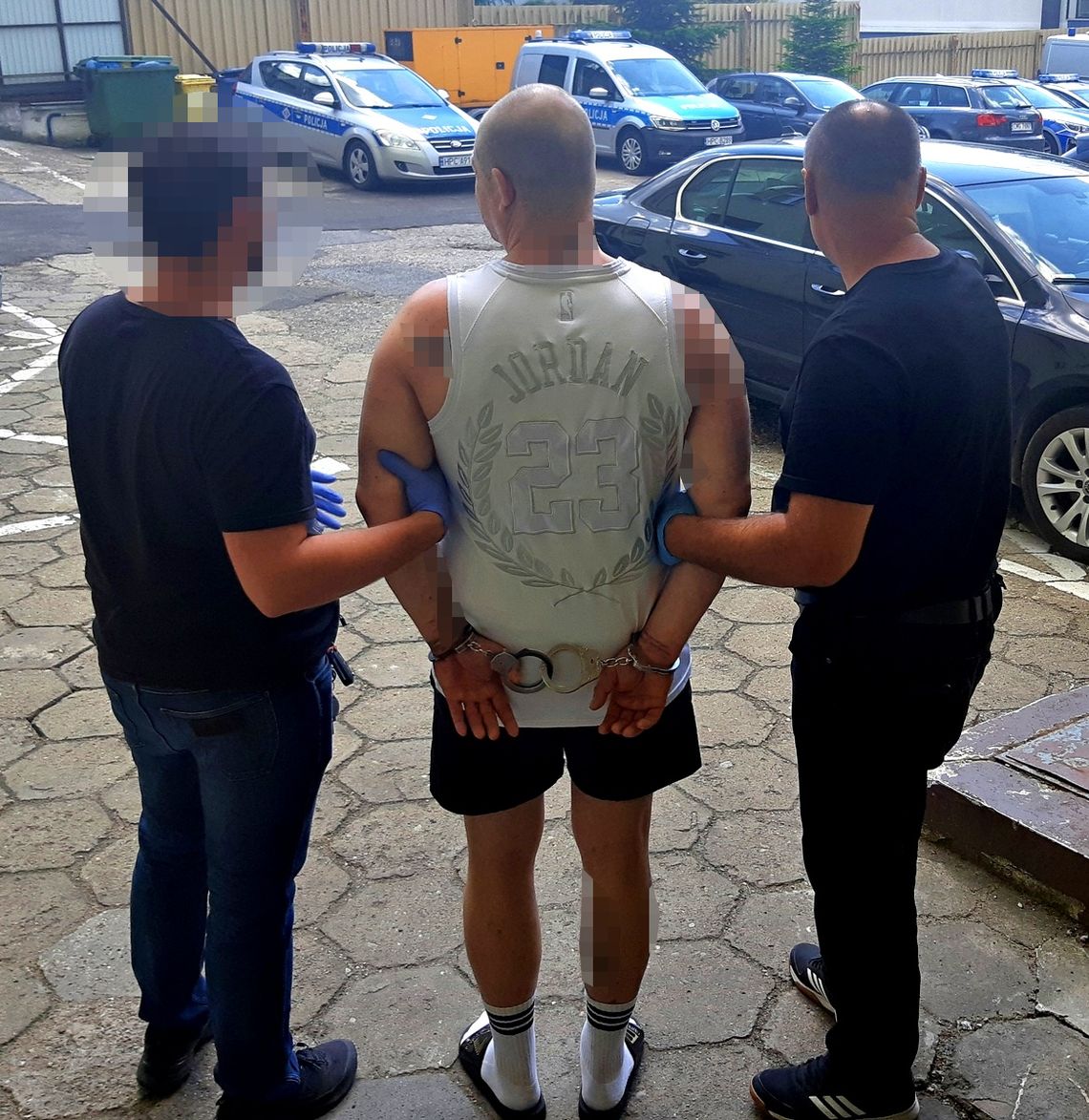 Ma na koncie pobicie i groził sąsiadom. Po wizycie policji nazbierał zarzutów na 5 lat więzienia Ma na koncie pobicie i groził sąsiadom. Po wizycie policji nazbierał zarzutów na 5 lat więzienia