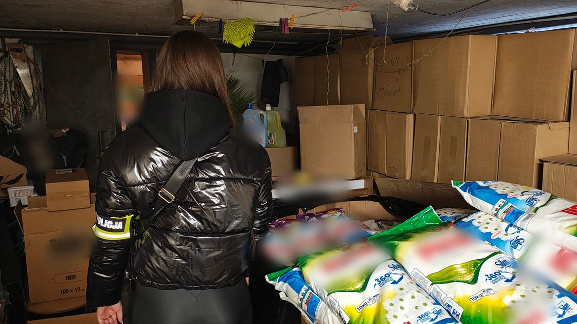 Magazyn kontrabandy w prywatnym domu. Ponad pół miliona złotych w podróbkach i papierosach