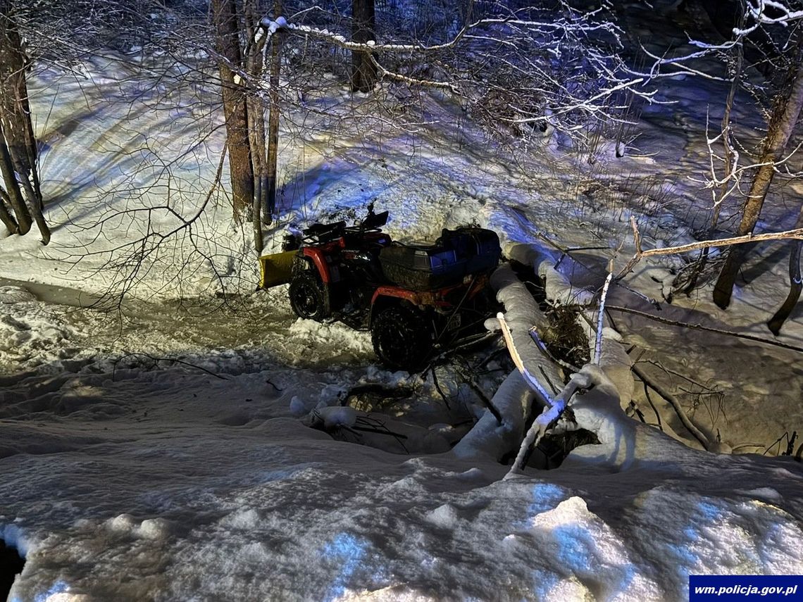 Mając ponda 2,5 promila, ruszył w trasę quadem z doczepionym pługiem. Spadł ze skarpy do rowu