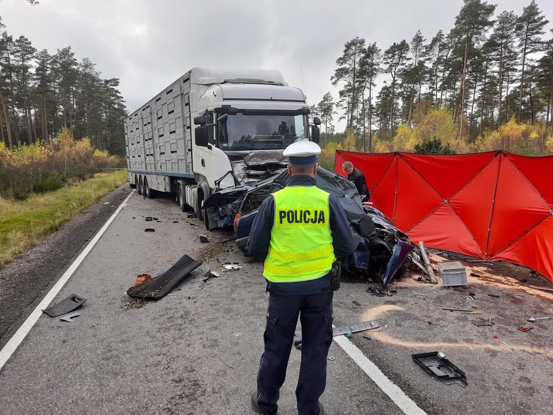 Makabryczne zderzenie osobówki z ciężarówką. Zginął kierowca i dwoje pasażerów peugeota [FOTO]