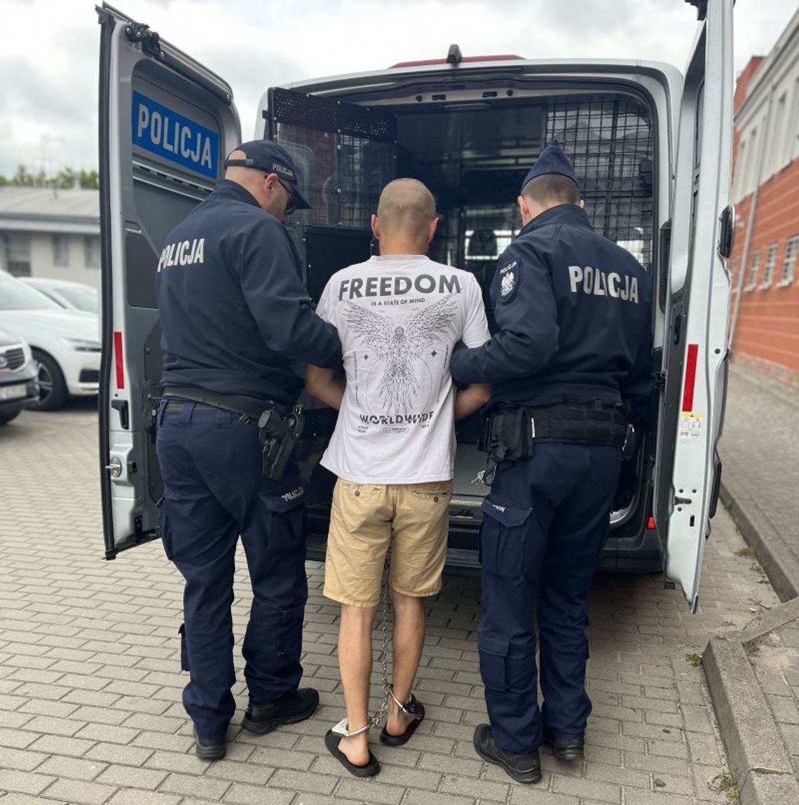 Makabryczny finał awantury rodzinnej. Pijany 44-latek ciężko ranił nożem młodszego brata