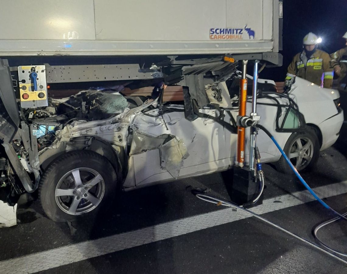 Makabryczny wypadek na autostradzie A2. Rozpędzona osobówka wbiła się pod naczepę ciężarówki [FOTO]