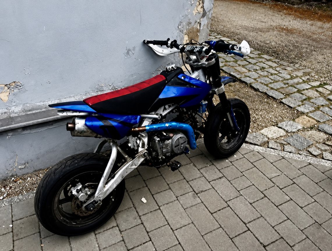 Makabryczny wypadek na crossie. Motocyklista bez kasku uderzył głową w betonowe ogrodzenie