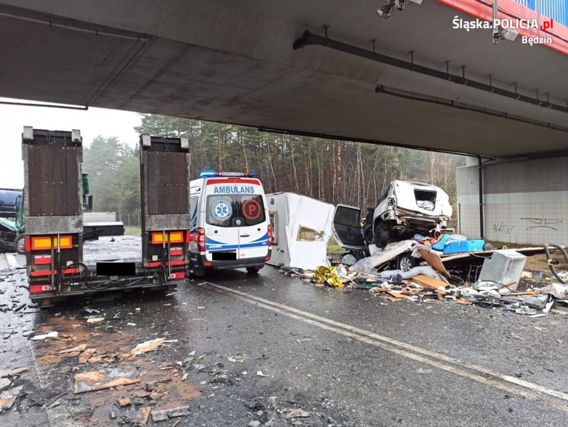 Makabryczny wypadek na drodze ekspresowej. Nie żyje młoda kobieta i jej malutkie dziecko