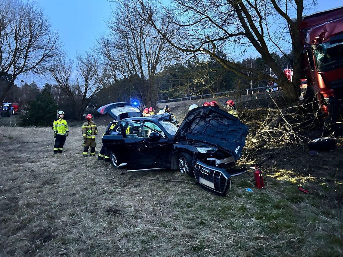 Makabryczny wypadek na krajowej 10. Ciężarówka zepchnęła Audi ze skarpy, zginął kierowca osobówki