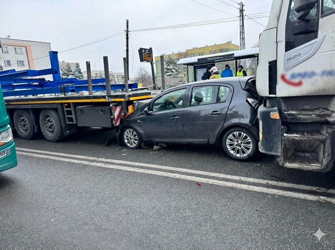 Mała osobówka zmiażdżona między dwoma tirami. Dramatyczny wypadek na drodze krajowej