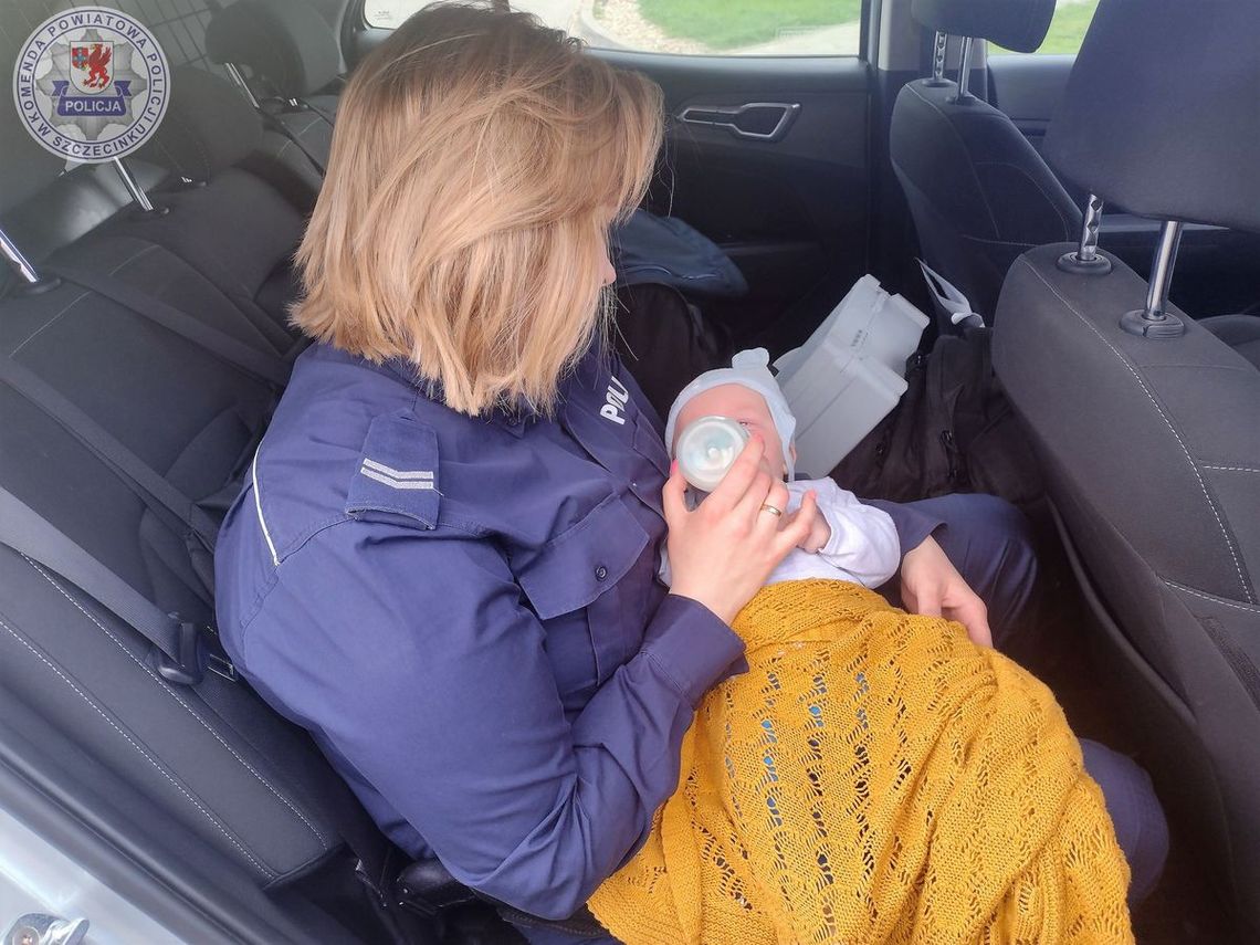 Małe dziecko zatrzaśnięte w samochodzie i szybka pomoc policji. Musieli wybić szybę