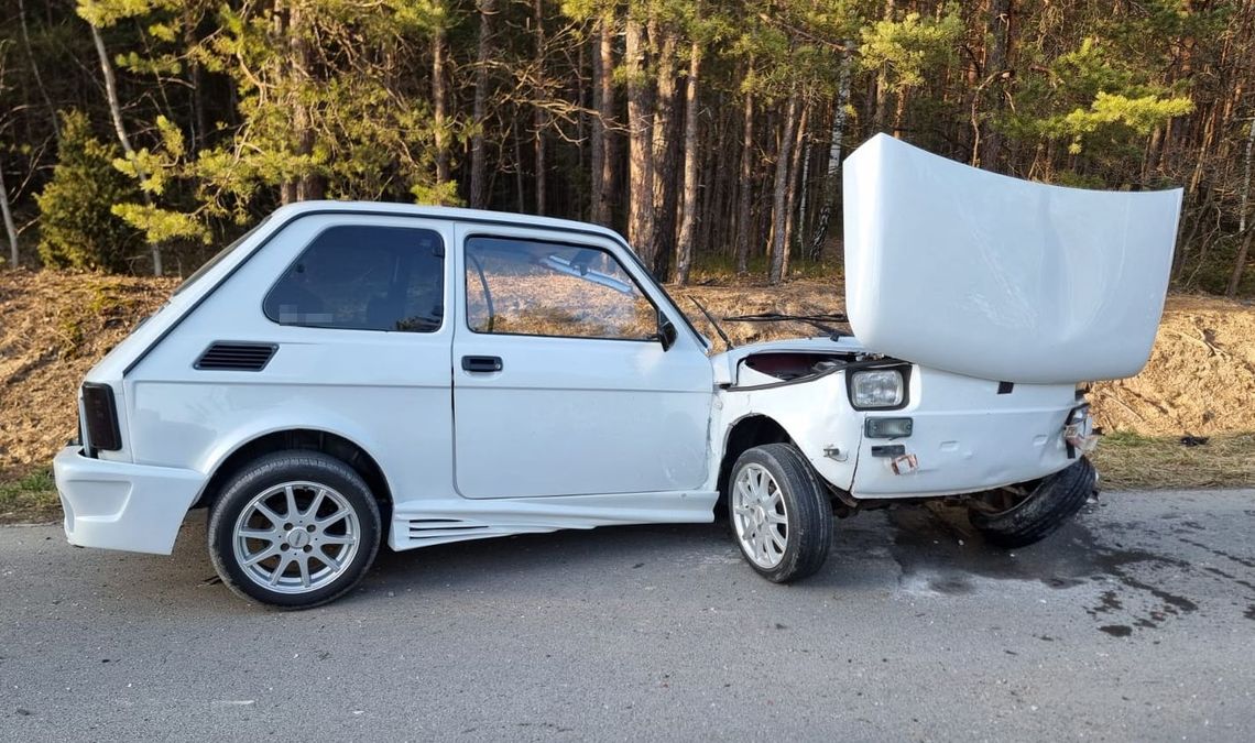 Maluch po zderzeniu z Golfem rozpadł się na dwie części. Obaj kierowcy w szpitalu
