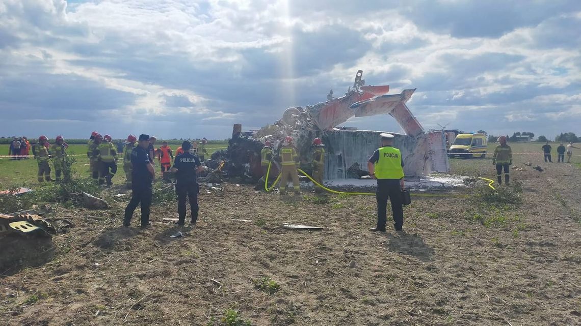 Mały samolot rozbił się na polu. Zginęły dwie osoby, uratowali się spadochroniarze