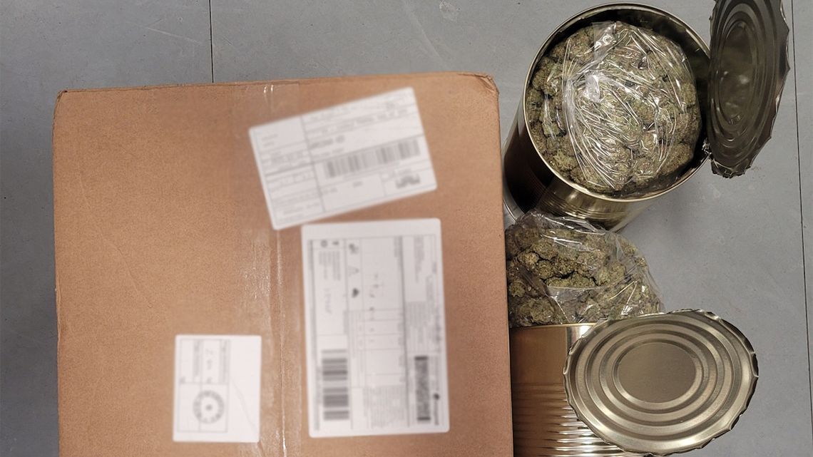 Marihuana zamiast przekąsek. Blisko kilogram narkotyku w paczce z USA