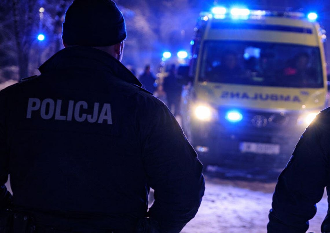 Martwy niemowlak w mieszkaniu i pijani rodzice. Służby musiały wejść siłą