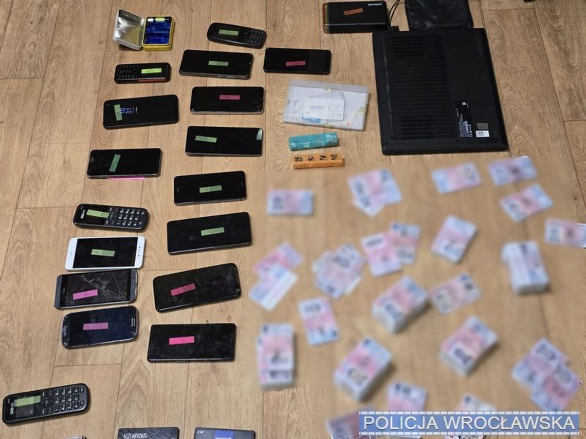 Masowo drukowali dowody, by wyłudzać elektronikę. Pozyskali sprzęt wart setki tysięcy. WIDEO Masowo drukowali dowody, by wyłudzać elektronikę. Pozyskali sprzęt wart setki tysięcy. WIDEO