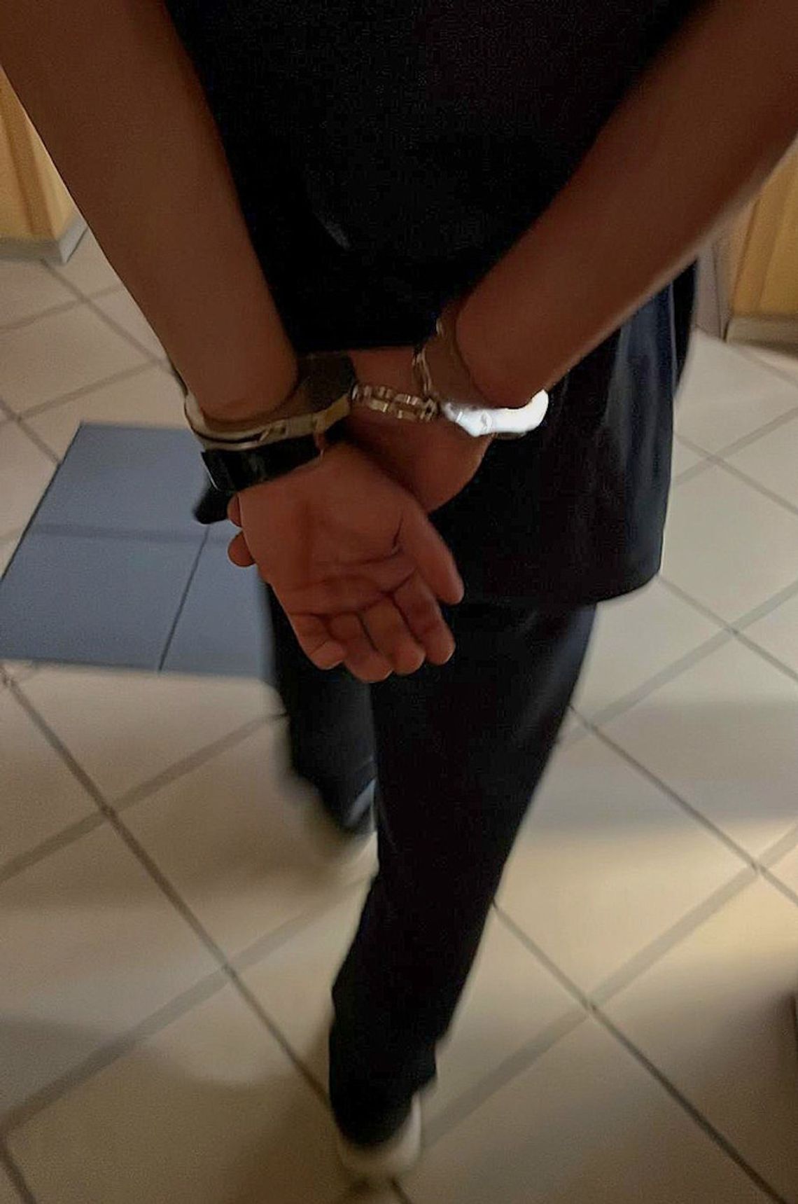 Matka odkryła, że nieletnia córka pisze ze zboczeńcem. Natychmiast zaalarmowała policję