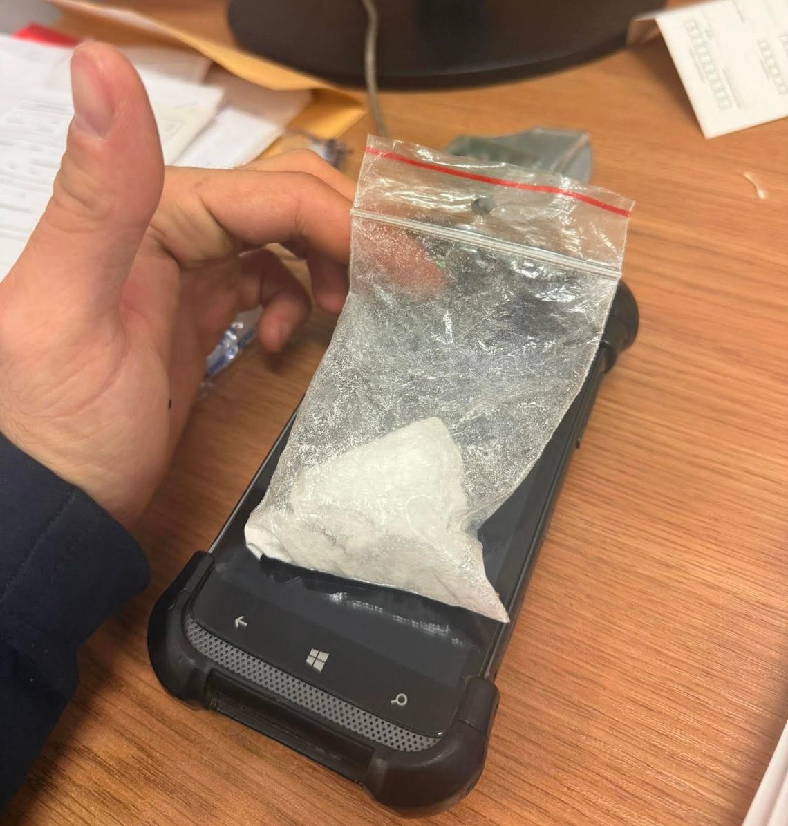 Matka wezwała policję do dziwnie zachowującego się syna. Przyznał, że "wykręca go po narkotykach"