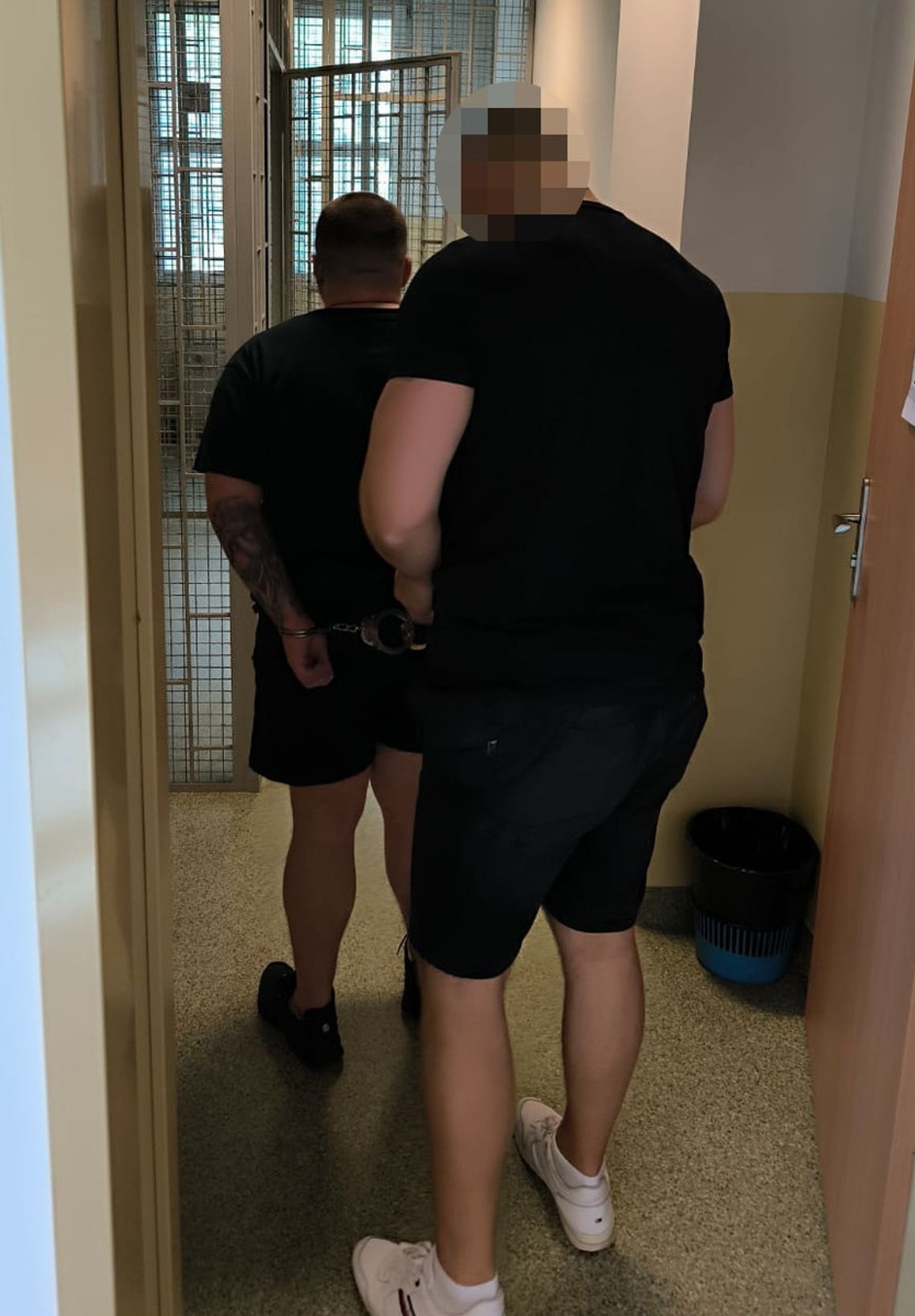 Matka wezwała policję do syna, który demolował mieszkanie. Wściekł się, bo zabrała mu narkotyki