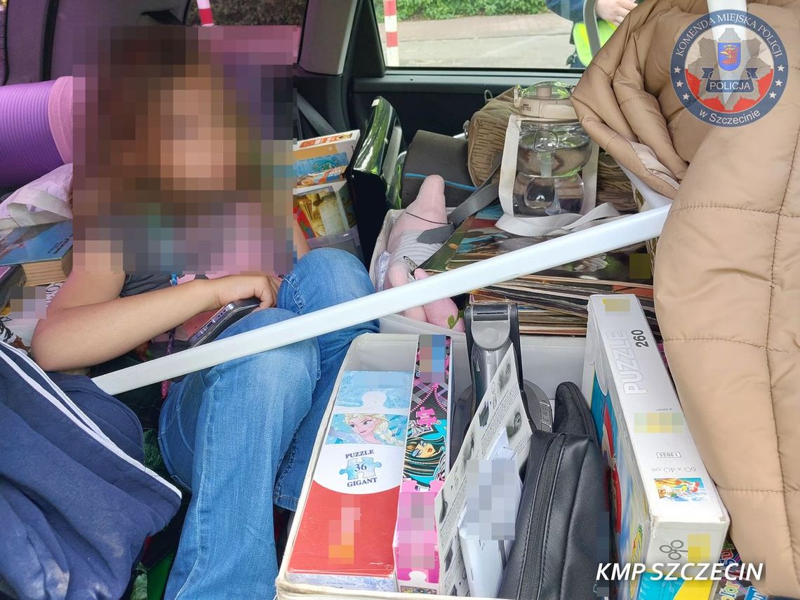 Matka wiozła córkę w bagażniku wśród bałaganu. Dla dziecka nie starczyło miejsca w aucie