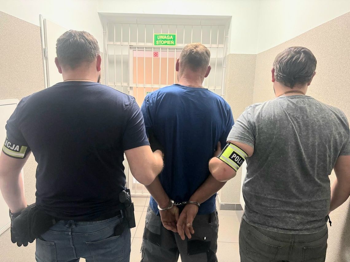 Matka znalazła narkotyki w kieszeniach ubrań dorosłego syna. Wezwała do mieszkania policję