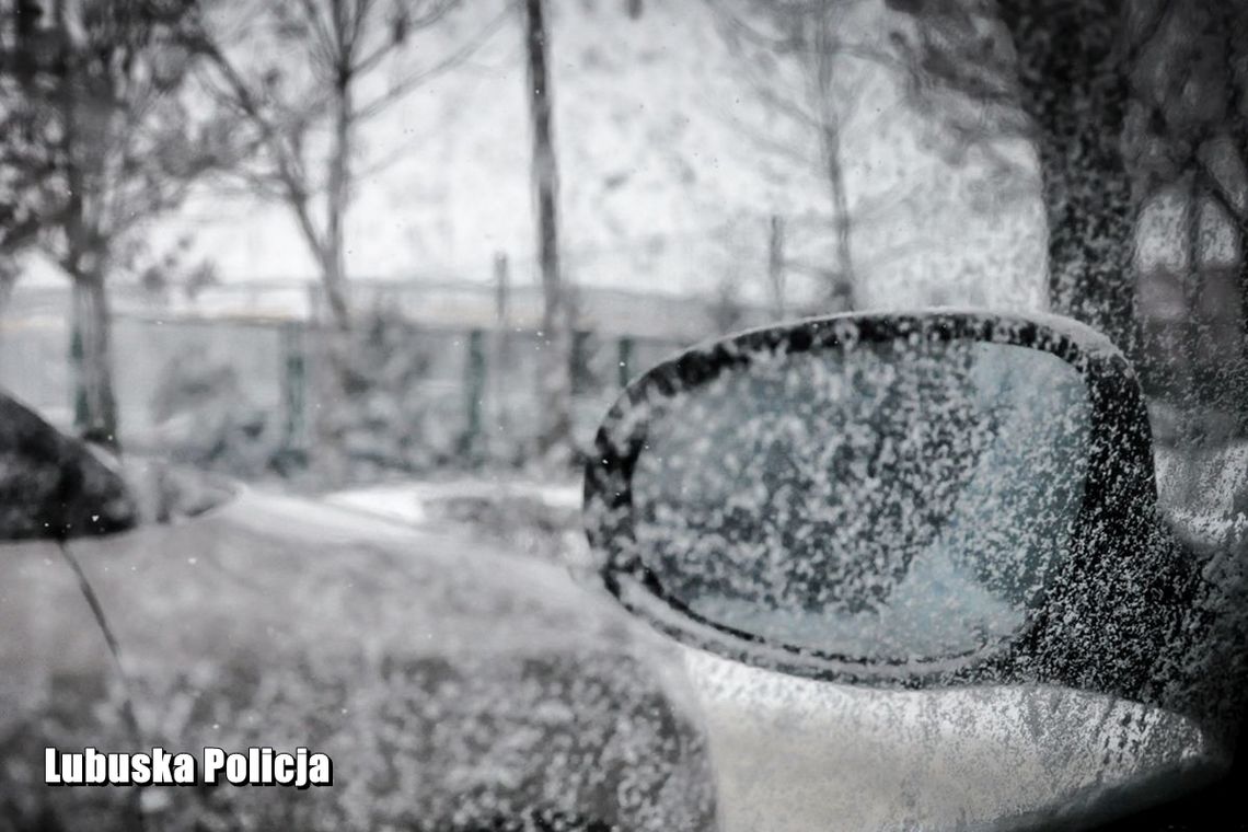 Matka zostawiła dzieciaka samego w aucie na mrozie. Nie dawał znaków życia, policja wybiła szybę